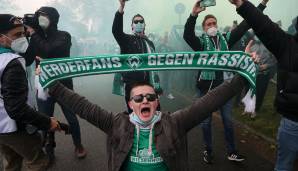 In Bremen zum Beispiel. Dort empfingen hunderte Fans den Teambus der Werder-Mannschaft lautstark mit Gesängen und Pyro.
