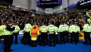 Im Vorfeld des Europa-League-Spiels zwischen den Glasgow Rangers und Borussia Dortmund ist es zu Ausschreitungen im Gästeblock gekommen.