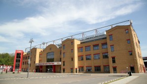 UNION BERLIN - Stadion: Alte Försterei (22.012 Zuschauer) | Preis Bier (0,5 l): 4 Euro | Preis Bratwurst: 3 Euro