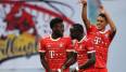Jamal Musiala (re.), Sadio Mane und Alphonso Davies hatten gute Laune beim Sieg im Supercup gegen RB Leipzig.