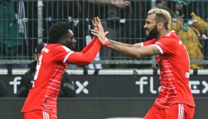 Eric Maxim Choupo-Moting (re.) und Alphonso Davies bejubeln ihre Co-Produtkion zum 1:1 des FC Bayern München bei Borussia Mönchengladbach.