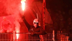 Wer beim Abbrennen von Pyrotechnik im Stadion erwischt wird, bekommt ein dreijähriges, bundesweites Stadionverbot.