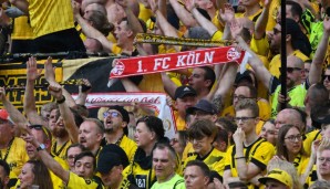 Schals des 1. FC Köln sind im Fanblock von Borussia Dortmund omnipräsent - und umgekehrt genauso.