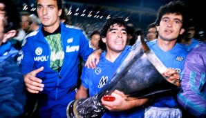 Diego Maradona gibt den UEFA-Cup nicht mehr aus der Hand.