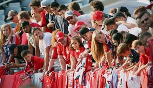 Die Bayern-Fans in den USA sind motiviert, Autogramme ihrer Stars zu bekommen
