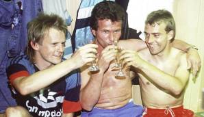 Nach der gewonnenen Meisterschaft '89 gönnt sich Heynckes mit seinen Spielern Hans Dorfner und Hansi Flick einen Champagner.