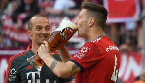 Während die anderen sich mit Bier beschmeißen, nimmt Niklas Süle lieber einen kräftigen Schluck. Richtig so!