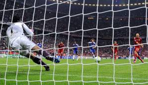 Das "Finale dahoam" gegen Chelsea. Es begann die Krise Robbens. Er schnappte sich beim Stand von 1:1 in der 94. Minute den Ball und trat zum Elfmeter gegen Petr Cech an. Der Tscheche hielt. Robben wurde ausgepfiffen.