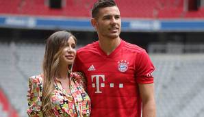 Lucas Hernandez und seine Frau Amelia Lorente posieren in der Allianz Arena.