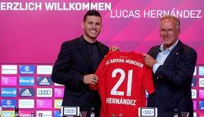 Karl-Heinz Rummenigge übergibt Lucas Hernandez sein Trikot mit der Nummer 21.