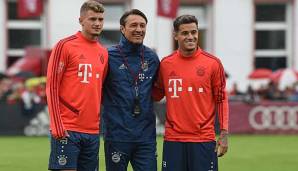 Wir sind die Neuen: Niko Kovac begrüßt seine neuen Alternativen Michael Cuisance und Philippe Coutinho auf dem Trainingsplatz an der Säbener Straße.