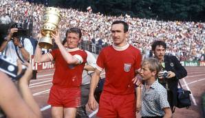 Rainer Ohlhauser (r.) bejubelt mit Werner Olk den Gewinn des DFB-Pokals 1969.
