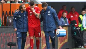 Von Ärzten gestützt verließ Niklas Süle nach seiner Verletzung den Platz.