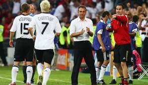 Einmal saß er sogar selbst auf der Bank: beim EM-Viertelfinale 2008 gegen Portugal, das Löw gesperrt verpasste und unterdessen in einer Loge rauchte. Deutschland gewann mit 3:2 und zog ins Halbfinale ein.