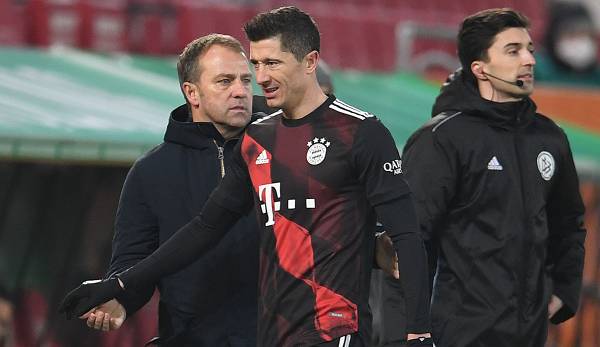 Robert Lewandowski könnte Hansi Flick und dem FC Bayern in Leipzig fehlen.