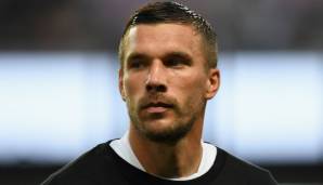 Lukas Podolski verteidigt Joshua Kimmich.