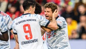 Thomas Müller flachst mit Doppeltorschütze Robert Lewandowski.