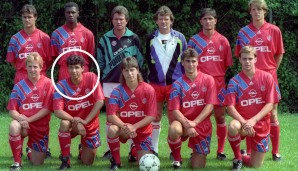 RAYMOND VICTORIA (1992 – 1993): Dass er bei Bayern spielte, erfährt man bei ebay. Dort gibt es Autogrammkarten für 3,95 Euro. Für ihn zahlte Bayern 150.000 Mark Ablöse, er spielte aber nie auf Profiniveau und landete in der Oberliga-Mannschaft.