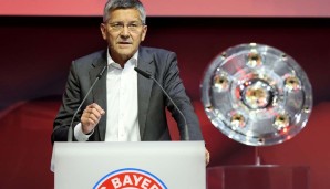 Herbert Hainer auf dem Podium bei der Jahreshauptversammlung des FC Bayern München am Samstag.