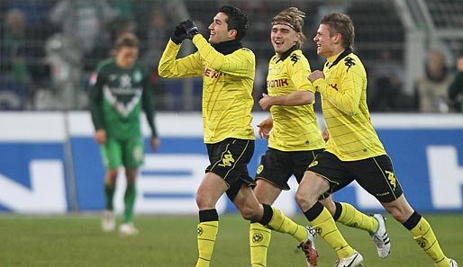 Nuri Sahin (l.) schoss einen Traum-Freistoß zur 1:0-Führung für Borussia Dortmund