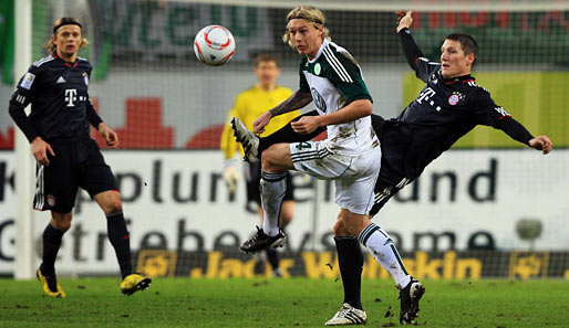 Bastian Schweinsteiger (r.) musste gegen Wolfsburg für den FCB wieder zentral hinter der Spitze ran