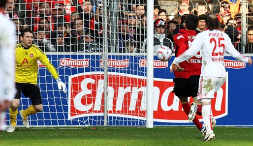 Johannes Flum (M.) brachte den SC Freiburg gegen den 1. FC Nürnberg mit 1:0 in Führung