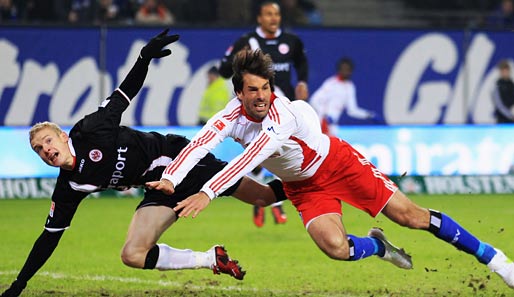 Frankfurts Sebastian Rode (l.) hatte mit Ruud van Nistelrooy alle Hände voll zu tun