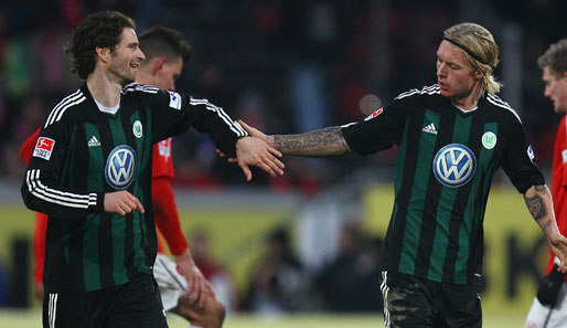 Geeinte Freude: Arne Friedrich (l.) und Simon Kjaer feiern den 1:0-Auswärtssieg in Mainz