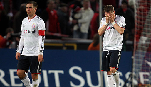 Zum wegsehen! Bayern um die Kapitäne Lahm (l.) und Schweinsteiger verlor das fünfte Saisonspiel