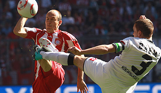 Arjen Robben spielt hier kein Basketball: Der Bayern-Star setzt sich gegen Daems durch