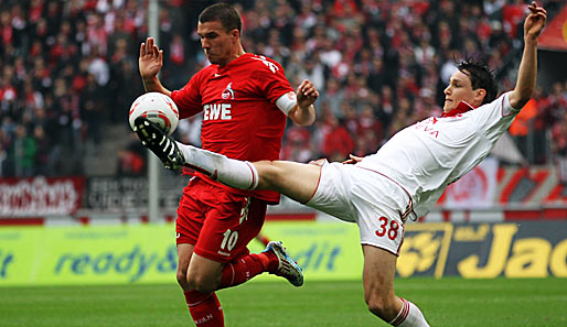 Philipp Wollscheid (r.) schnappt Lukas Podolski die Kugel im letzten Moment weg