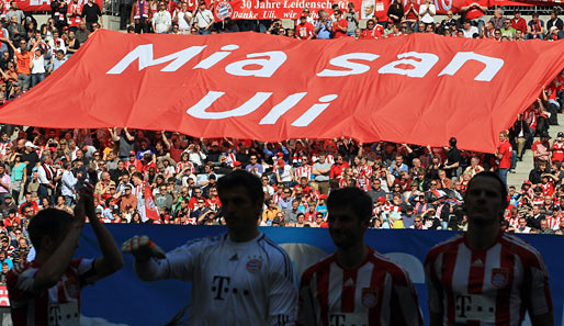 Bayern-Fans auf der Gegengerade machten deutlich: Wir stehen hinter Präsident Uli Hoeneß
