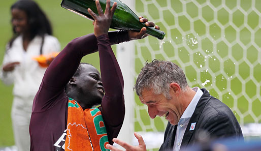 Didier Ya Konan verpasst seinem Coach Mirko Slomka eine Champagner-Dusche