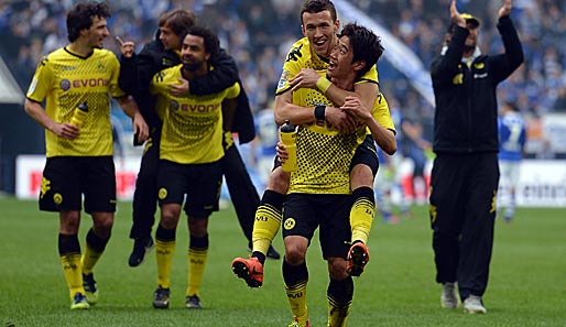 Dortmunds Spieler und Trainer Jürgen Klopp (r.) jubeln nach dem Schalke-Spiel mit den Fans