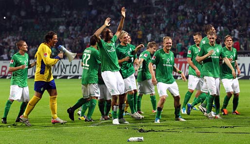 Werders Spieler feiern den Derbysieg gegen den HSV - allen voran Lautsprecher Tim Wiese (2.v.l.)