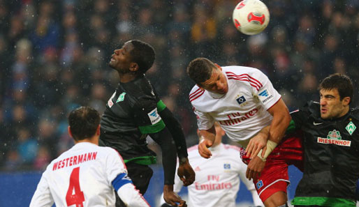 Uwe Seeler wäre stolz gewesen: Assani Lukimya (2. v. l.) trifft zur Führung für Werder Bremen