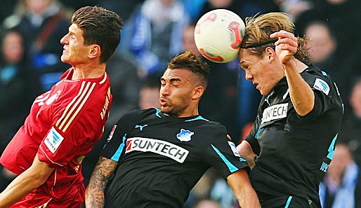 Mario Gomez (l.) spielte im Bayern-Sturm statt Mario Mandzukic und erzielte sein 6. Saisontor