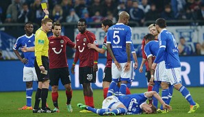 Schalkes Neustädter musste nach einem Foul von Hannovers Huszti verletzt vom Platz