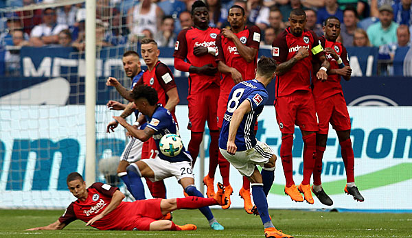 Daniel Caligiuri bereitet den Schalker Führungstreffer gegen Eintracht Frankfurt per Freistoß vor.