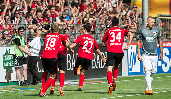 Am 34. Spieltag bejubelt der SC Freiburg den Klassenerhalt in der Bundesliga.