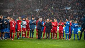 Anschließend wurde Dietmar Hopp in den Mittelkreis geholt: Die Spieler und Verantwortlichen der Bayern solidarisierten sich offen mit dem Unternehmer und applaudierten.