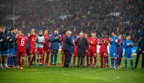 Beim Spiel zwischen 1899 und dem FC Bayern gerät das Sportliche in den Hintergrund: Nach Schmäh-Plakaten gegen Dietmar Hopp steht das Spiel vor dem Abbruch. Es folgt ein Nichtangriffspakt - und eine beispiellose Solidarisierung. Die Bilder des Tages.