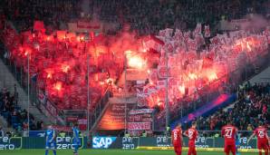 Auch mehrere Pyro-Aktionen der Fans im Bayernblock stören einen harmonischen Ablauf nur kurz.