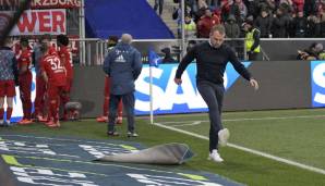 ... ist Bayern-Trainer Hansi Flick, der sich über die Beleidigungen fürchterlich aufregt ...