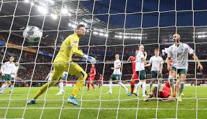 Moment des Fehlstarts: Bremens Innenverteidiger Ömer Toprak trifft gegen Bayer Leverkusen zum 0:1 ins eigene Netz.