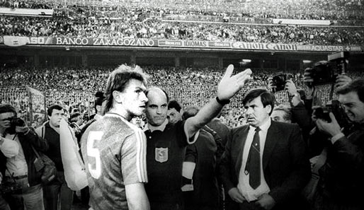 Keine Gnade für Auge: Klaus Augenthaler fliegt 1987 im Madrider Bernabeu mit Rot vom Platz