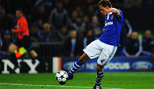 Schalke 04 hofft auf den Einsatz von Benedikt Höwedes im Rückspiel gegen Manchester United