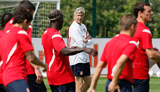 Arsene Wenger (M., beim Training) ist seit 1996 Trainer des FC Arsenal