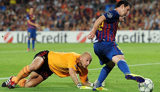 Lionel Messi (r.) erreichte mit dem FC Barcelona gegen den AC Milan nur ein 2:2