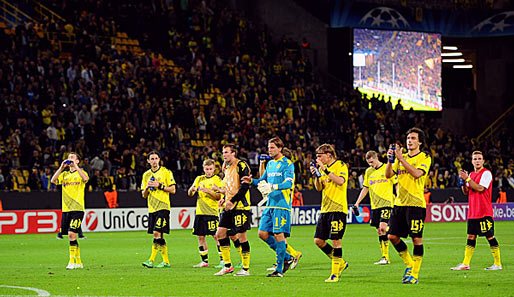 Die Spieler von Borussia Dortmund bedanken sich nach dem Arsenal-Spiel beim Publikum